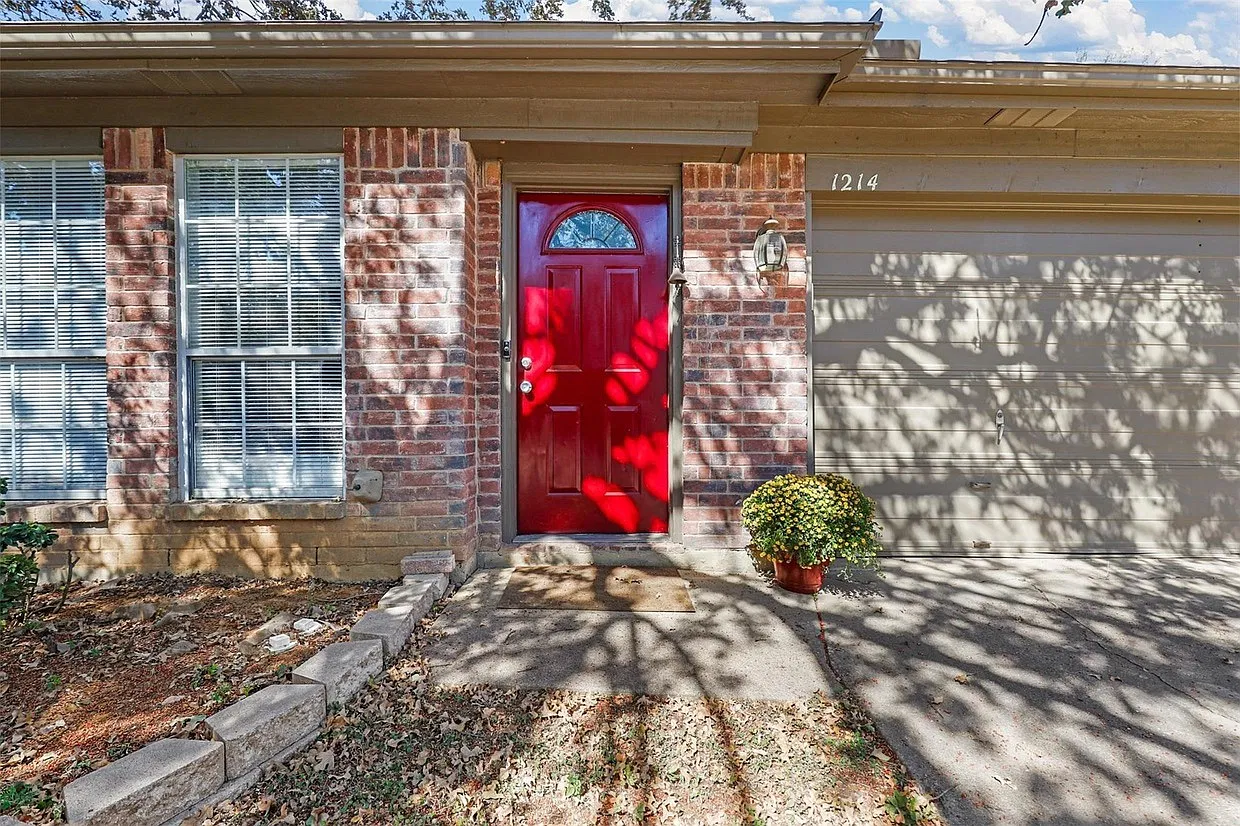 3 bed, 1180 sqft, $2,300 — Photo 3