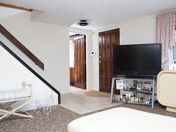 2nd image of 81 Pearl Ave