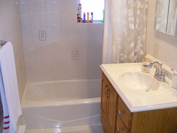 Newer Full Bath