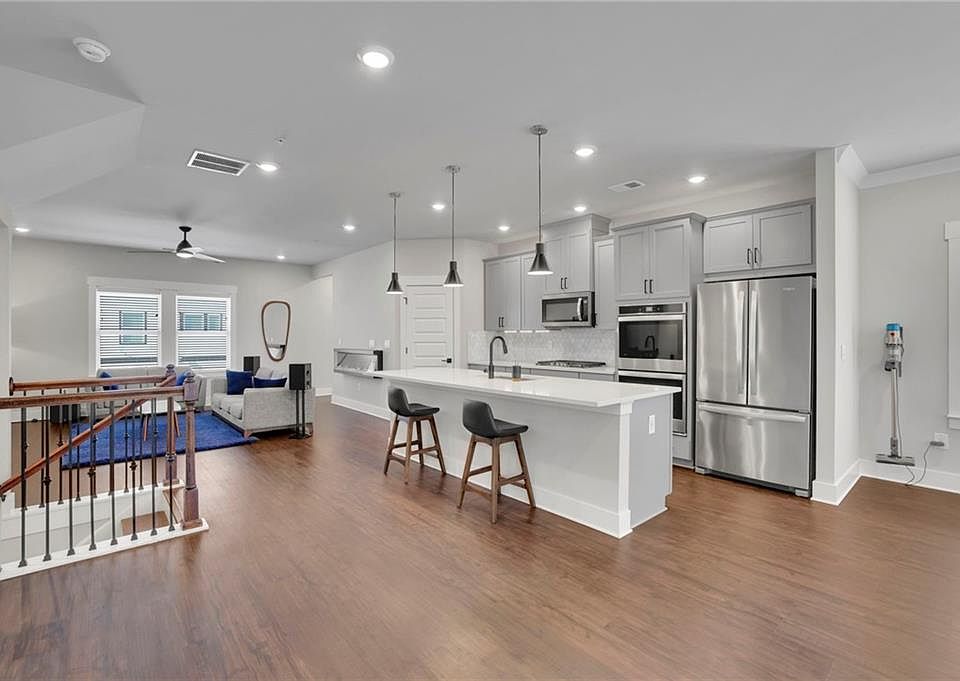1st image of 809 Mackay Crk
