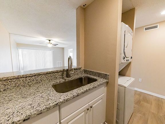 3rd image of 900 Avenue Z SE APT D2