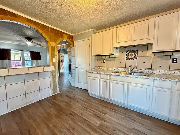 104 Selma St — Photo 6