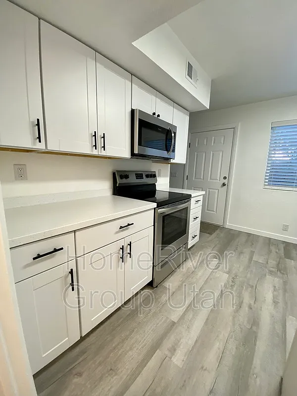 3 bed, 2.0 bath, 1300 sqft, $2,160 — Photo 3