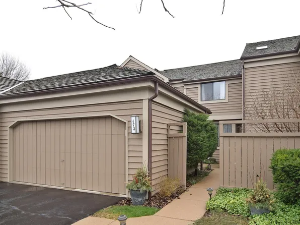 473 White Oak Ln, Lake Barrington, IL 60010