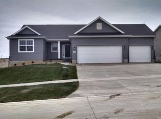 1813 Huntsboro Ln SW, Cedar Rapids, IA 52404