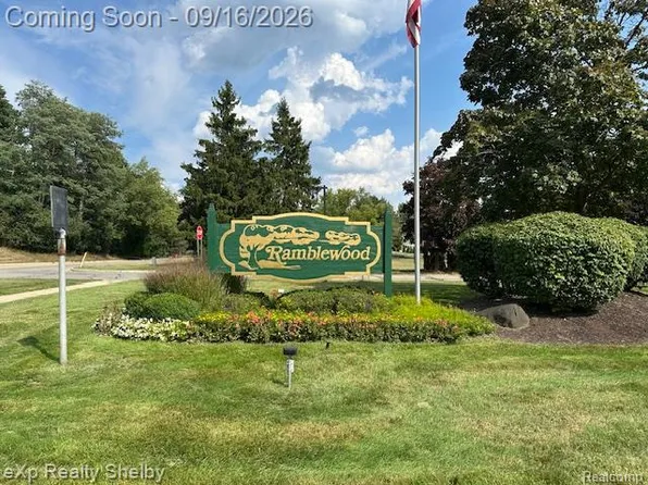 29823 Indian Trl #105, Farmington, MI 48331