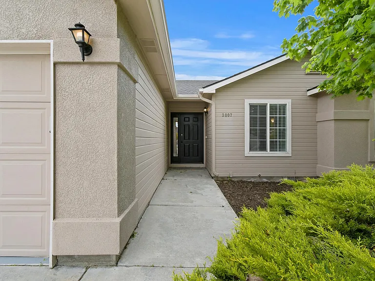 3007 Manchester Dr — Photo 2