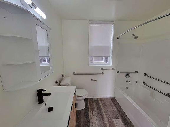 4th image of 714 10th Ave E #4