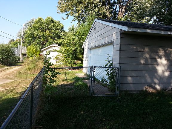 2nd image of 746 Cottage Ave E