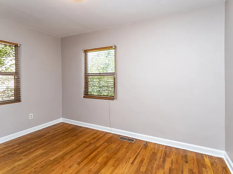 922 E High St — Photo 16