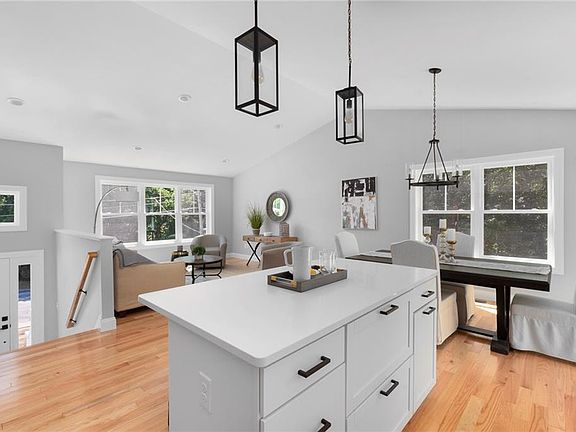 4th image of 170 Wakefield St