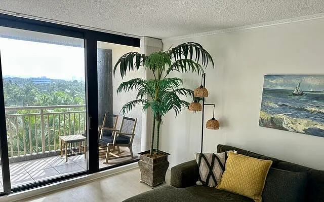 2 bed, 2.0 bath, 1585 sqft, $7,900 — Photo 3