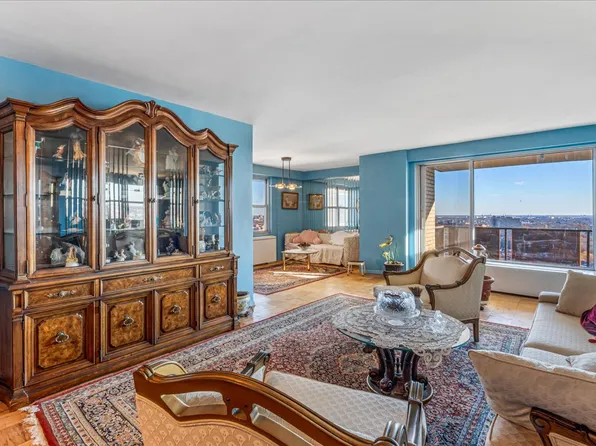 110-11 Queens Boulevard image 3 of 33