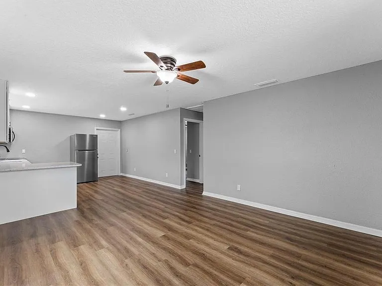 2441 S Mills Ave — Photo 3