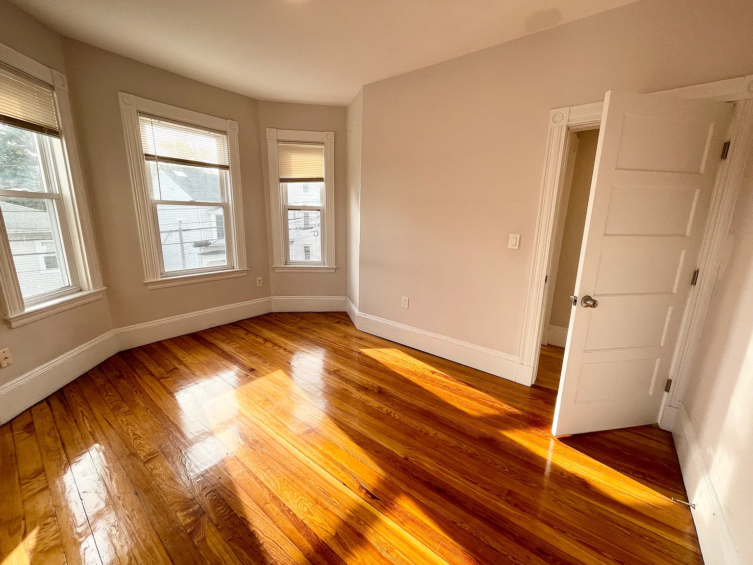 3 bed, 9999 sqft, $3,100 — Photo 4