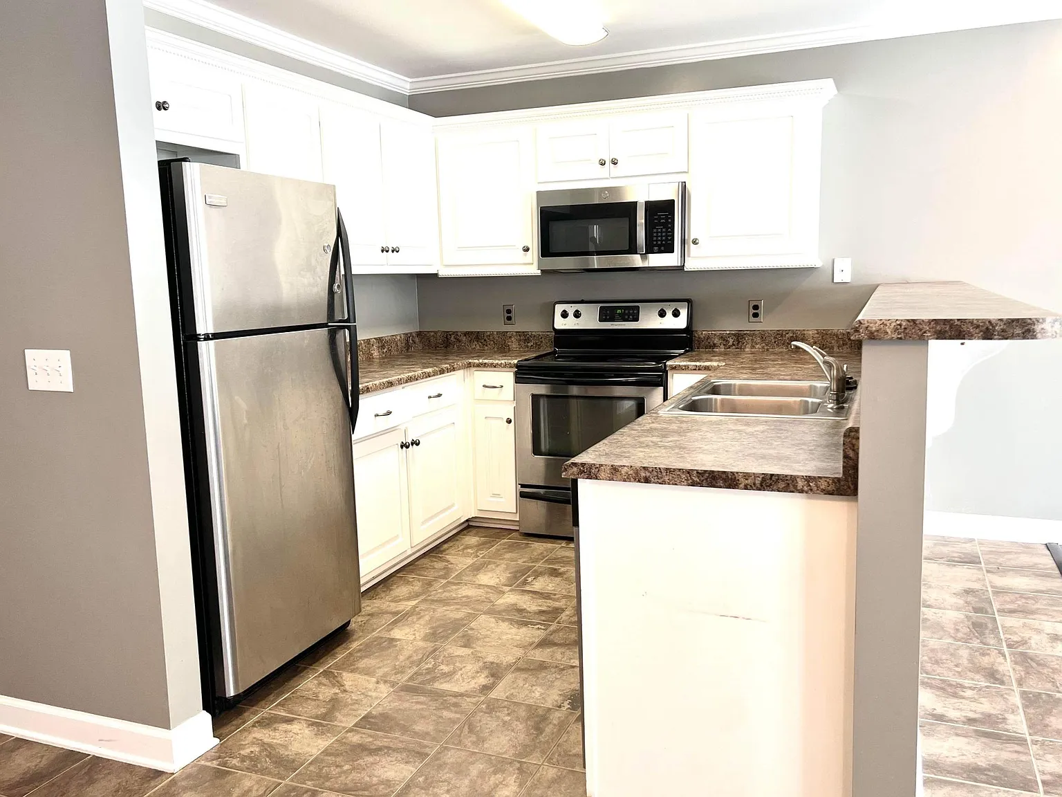 115 Cody Dr — Photo 2