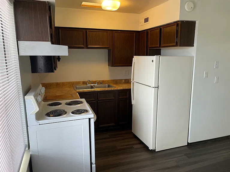 Renovated 2nd Floor Nob Hill 1 Bedroom w/ Ref Air & Balcony! — Photo 4