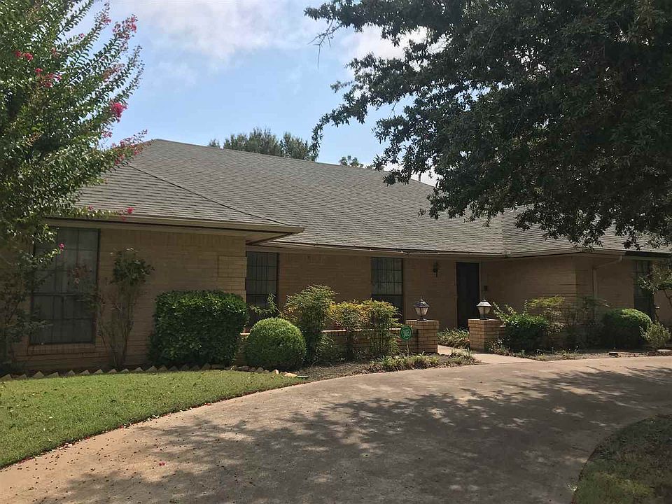 2nd image of 2801 NE Bel Air Cir