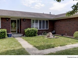 3 Wilshire Pl, Stonington, IL 62567