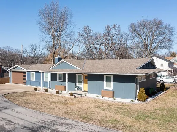 8548 Grandview Ln, Overland Park, KS 66212