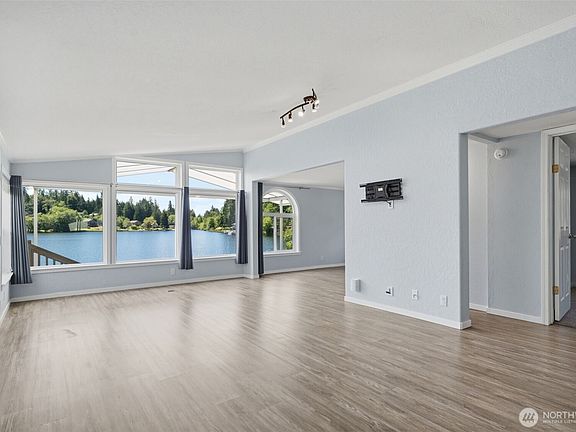 5th image of 70 SE Crescent Drive