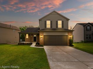 907 Deer Valley Rd, Holly, MI 48442