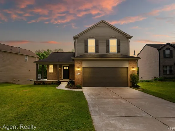 907 Deer Valley Rd, Holly, MI 48442