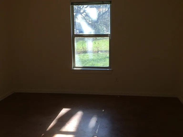 1006 Jameson St — Photo 4