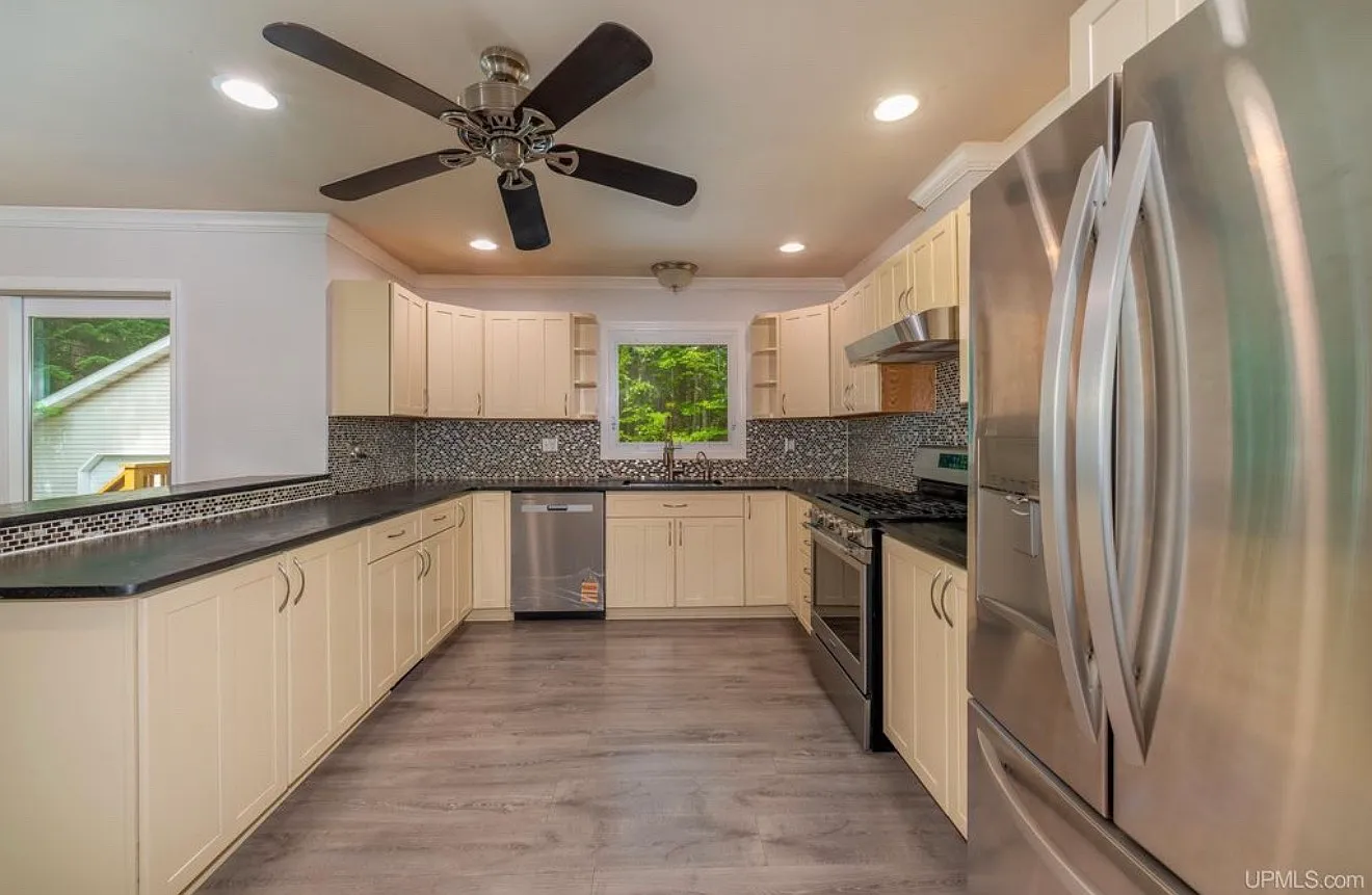 5 bed, 2980 sqft, $3,300 — Photo 4