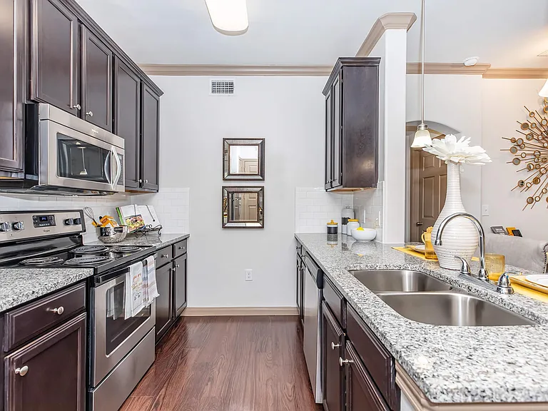 Willow Creek Apartments — Photo 32