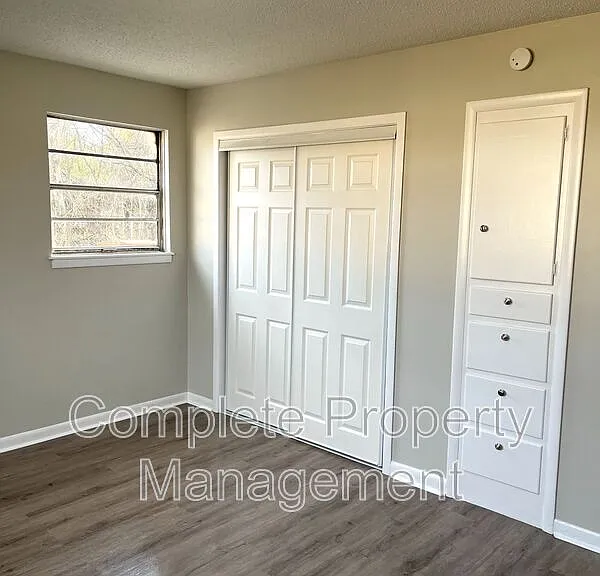 1108 Hall St — Photo 12