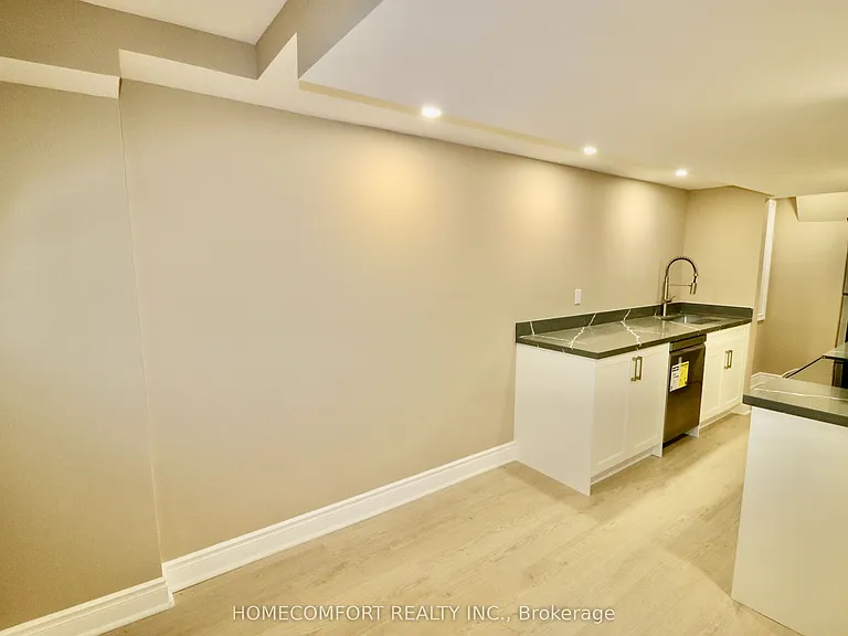 126 Gamble Glen Cres #LOWER — Photo 8