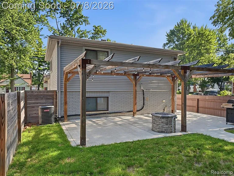 828 E 2nd St — Photo 18
