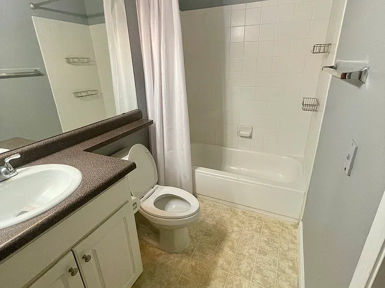 Bathroom (3rd floor)