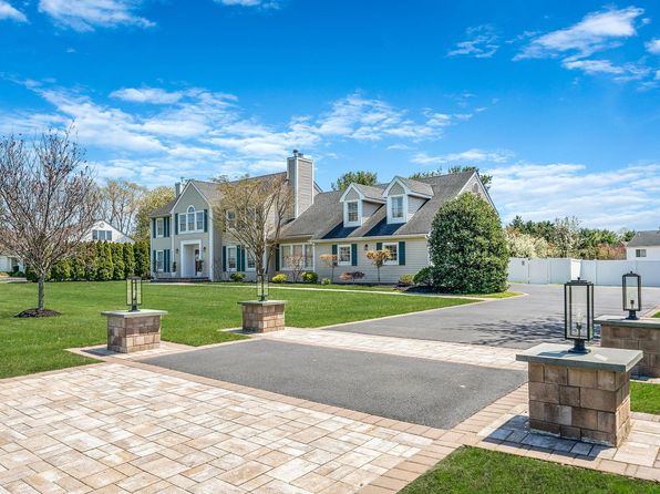 2 Field Lane, Miller Place, NY 11764