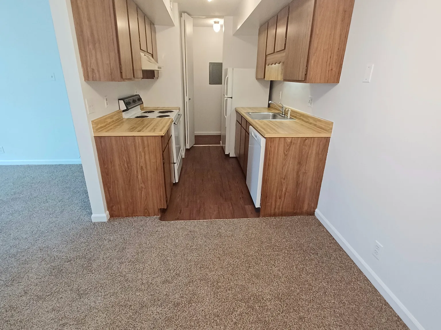 2 bed, 735 sqft, $1,200 — Photo 3