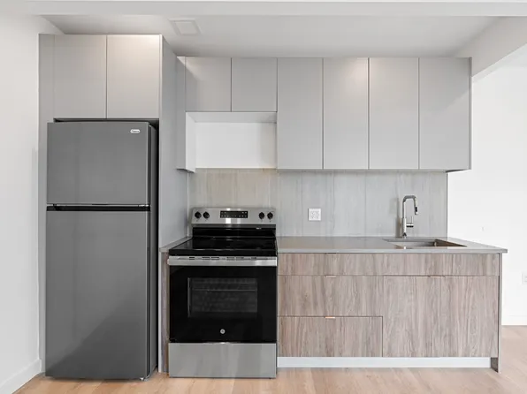 172-02 Hillside Avenue image 4 of 11