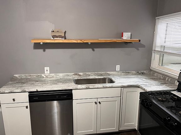 2nd image of 824 Saratoga St APT 1