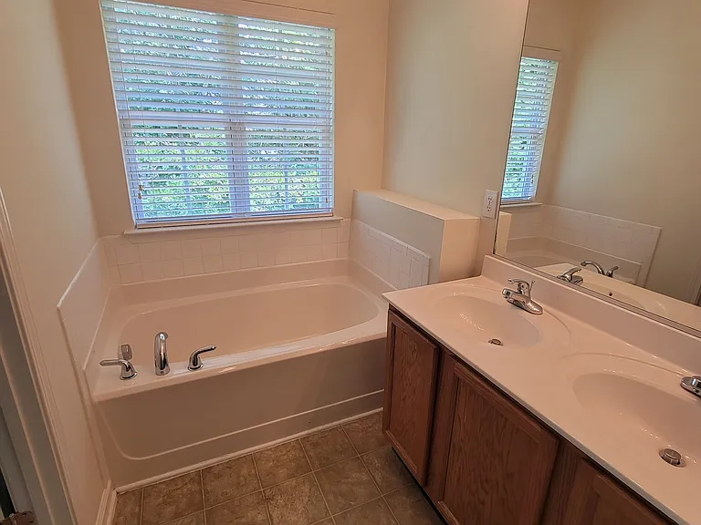 2840 Barrymore St #104 — Photo 14