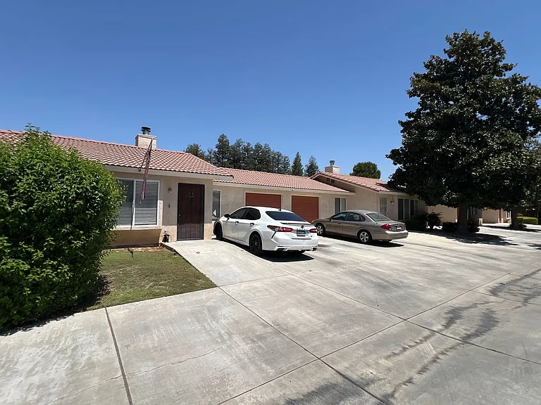1320 Reddick Ln — Photo 2