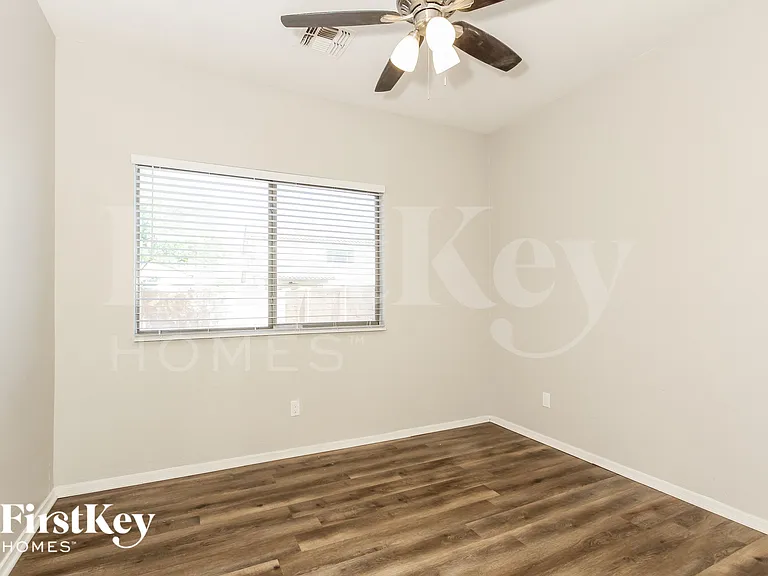 6724 S 49th Dr — Photo 8