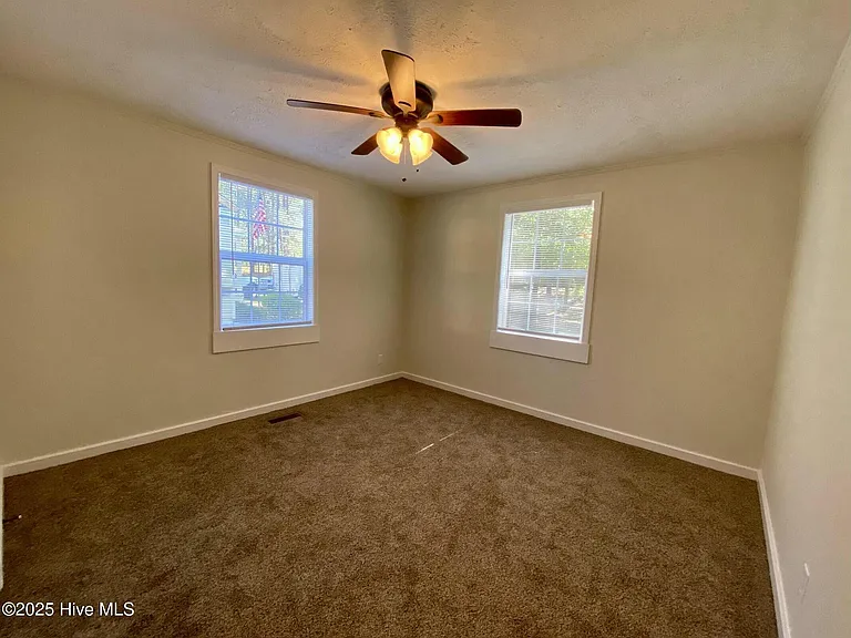 513 W Chapin Rd — Photo 18