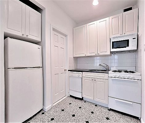 4th image of 147 E 61st St APT 3A