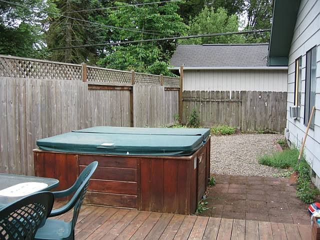 Spacious Deck & Hot Tub