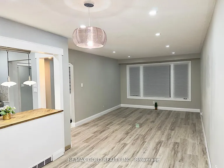 156 Mooregate Cres — Photo 8