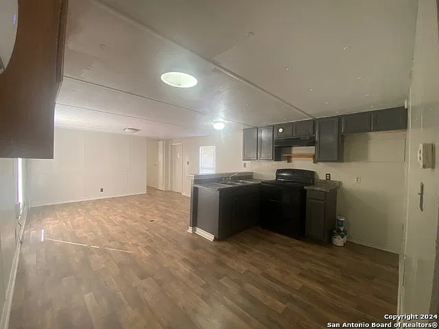 2 bed, 1.0 bath, 728 sqft, $900 — Photo 2