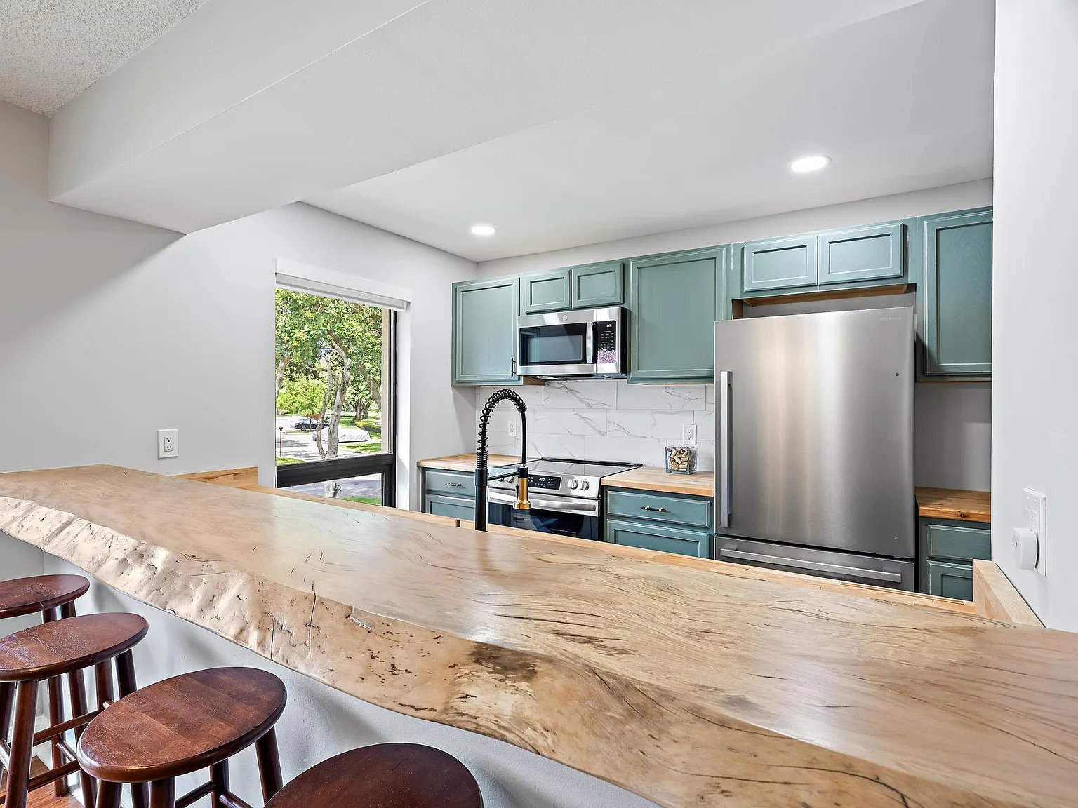 2 bed, 2.0 bath, 1366 sqft, $8,500 — Photo 1