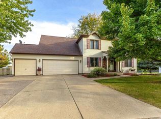 3433 Meadow Ct, Bettendorf, IA 52722