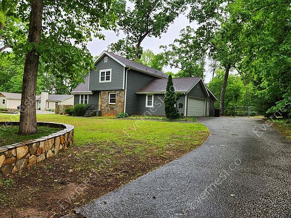 3rd image of 840 Winfield Ct SW