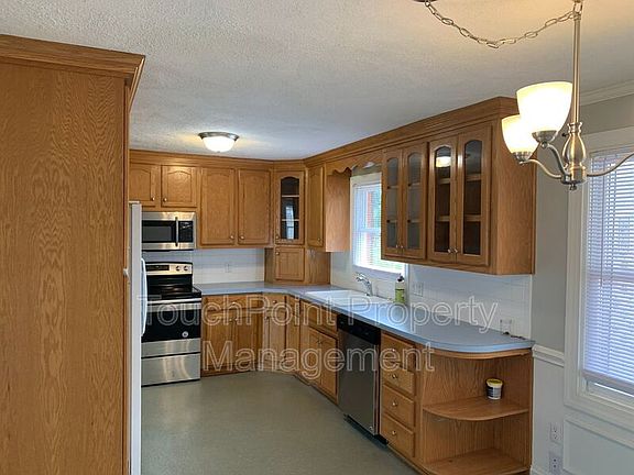 3rd image of 154 Kensett Ave